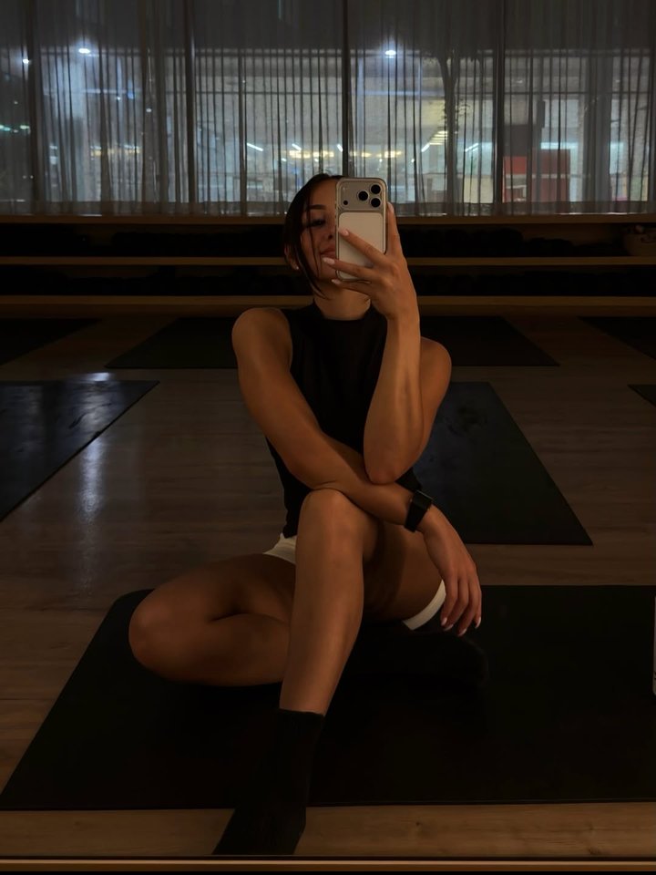 Catherine Lidis, founder of LIDIS FORM, in a mirror selfie